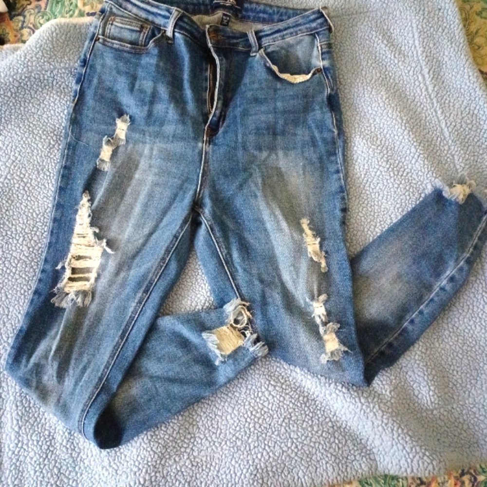 Distressed skinny jeans